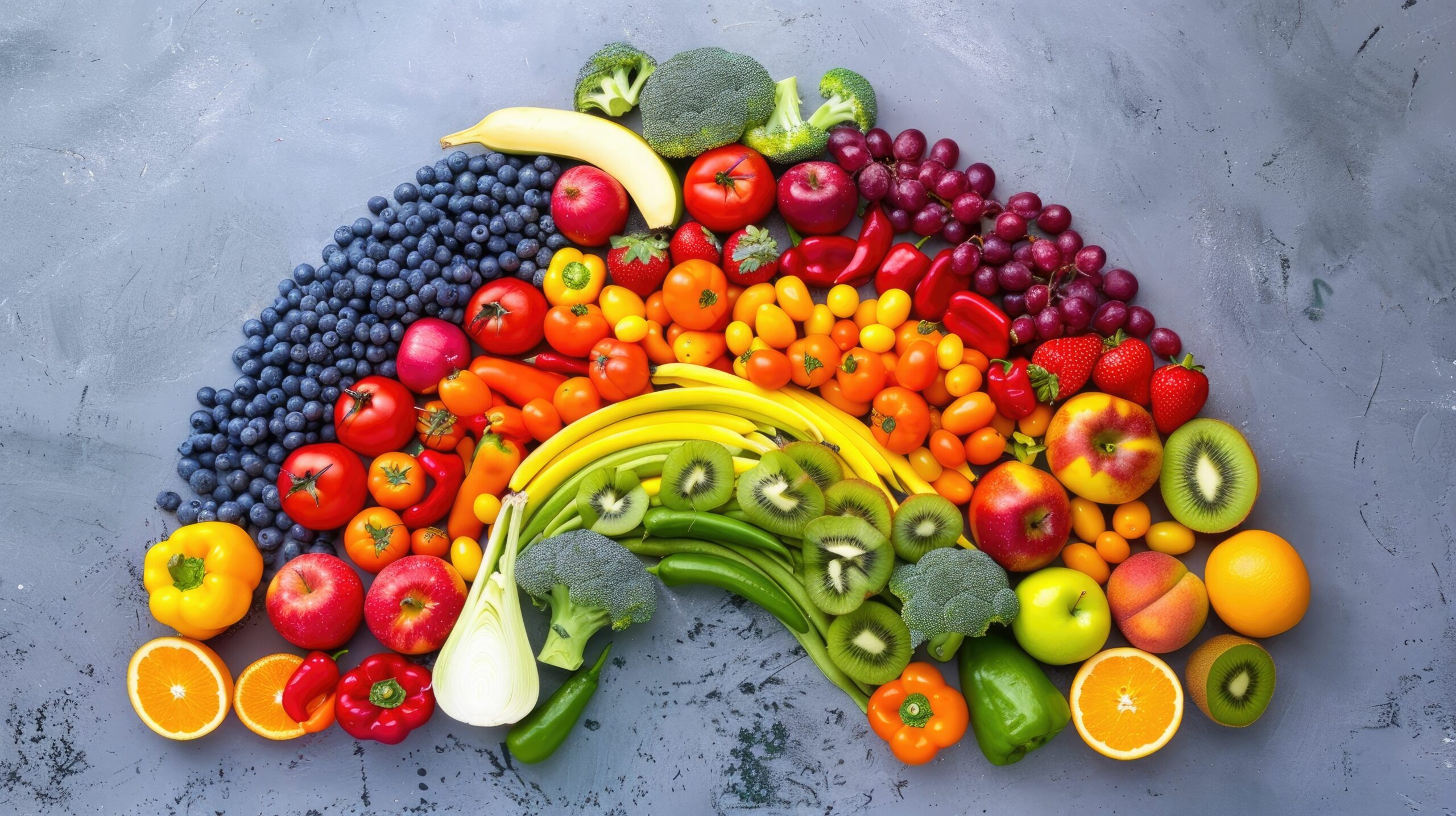Stockfoto zu Fresh Fruits And Veggies Arranged - Eat the Rainbow: Die Kraft der Farben für deine Gesundheit