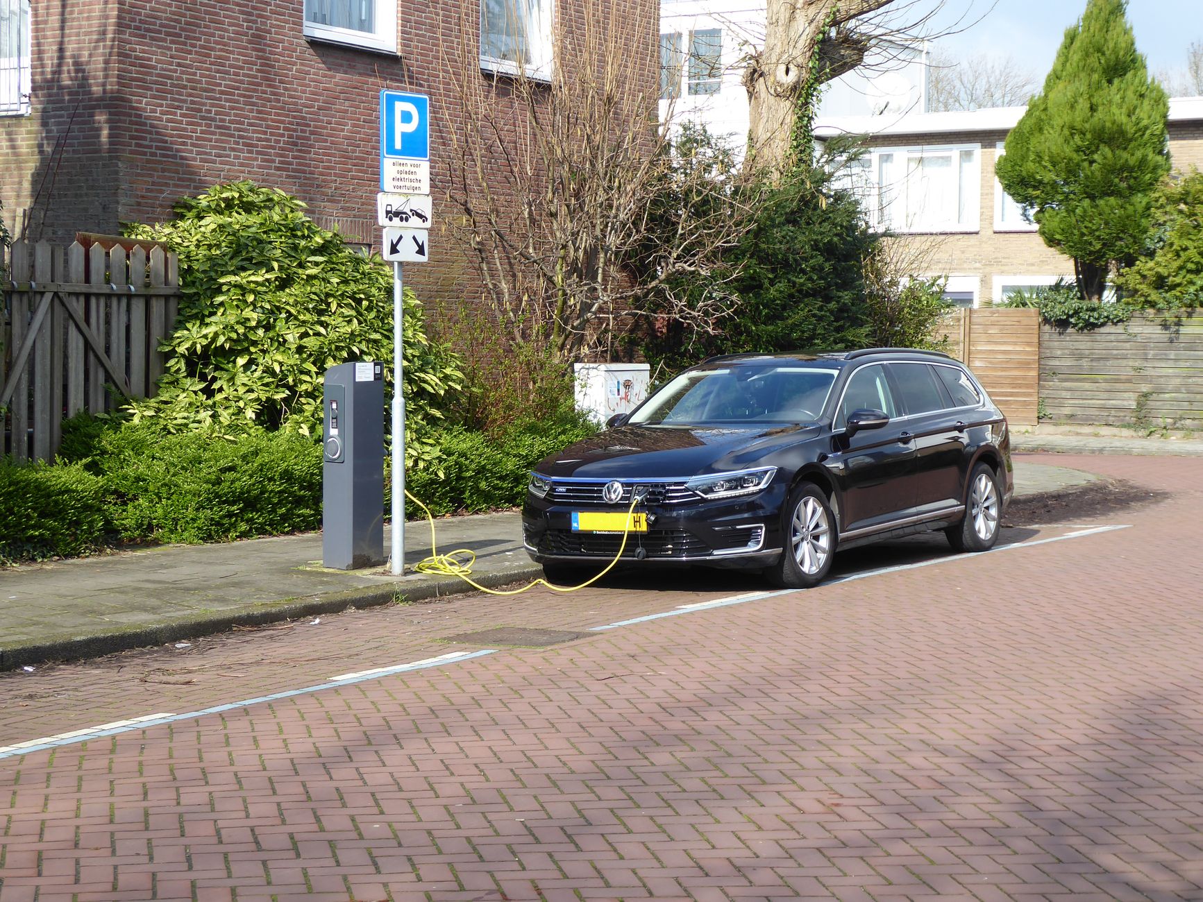 Elektroauto lädt an einer öffentlichen Ladestation in einer europäischen Innenstadt