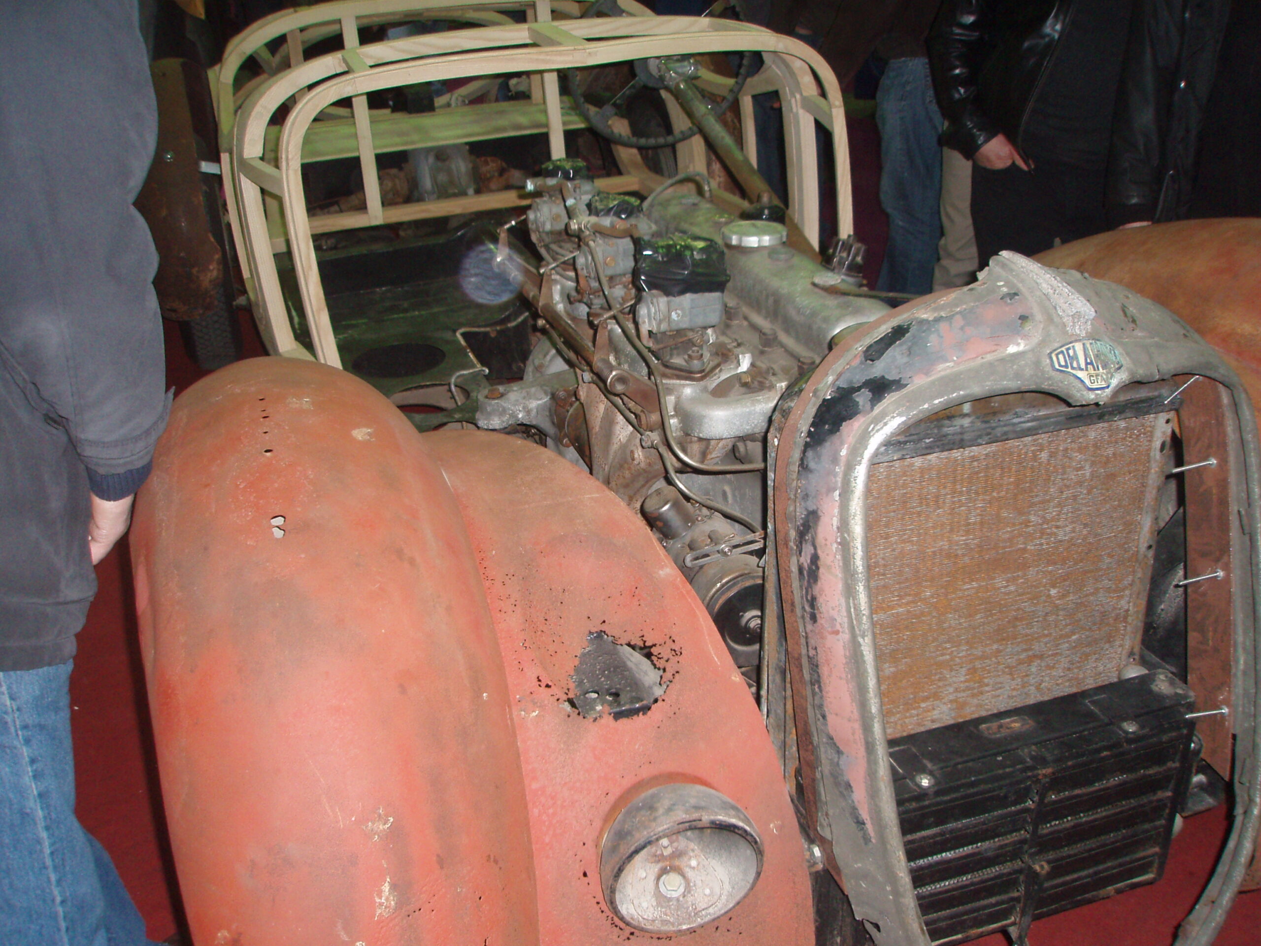 Delahaye 135 während der Restaurierung mit sichtbarer Karosserie- und Holzrahmenstruktur