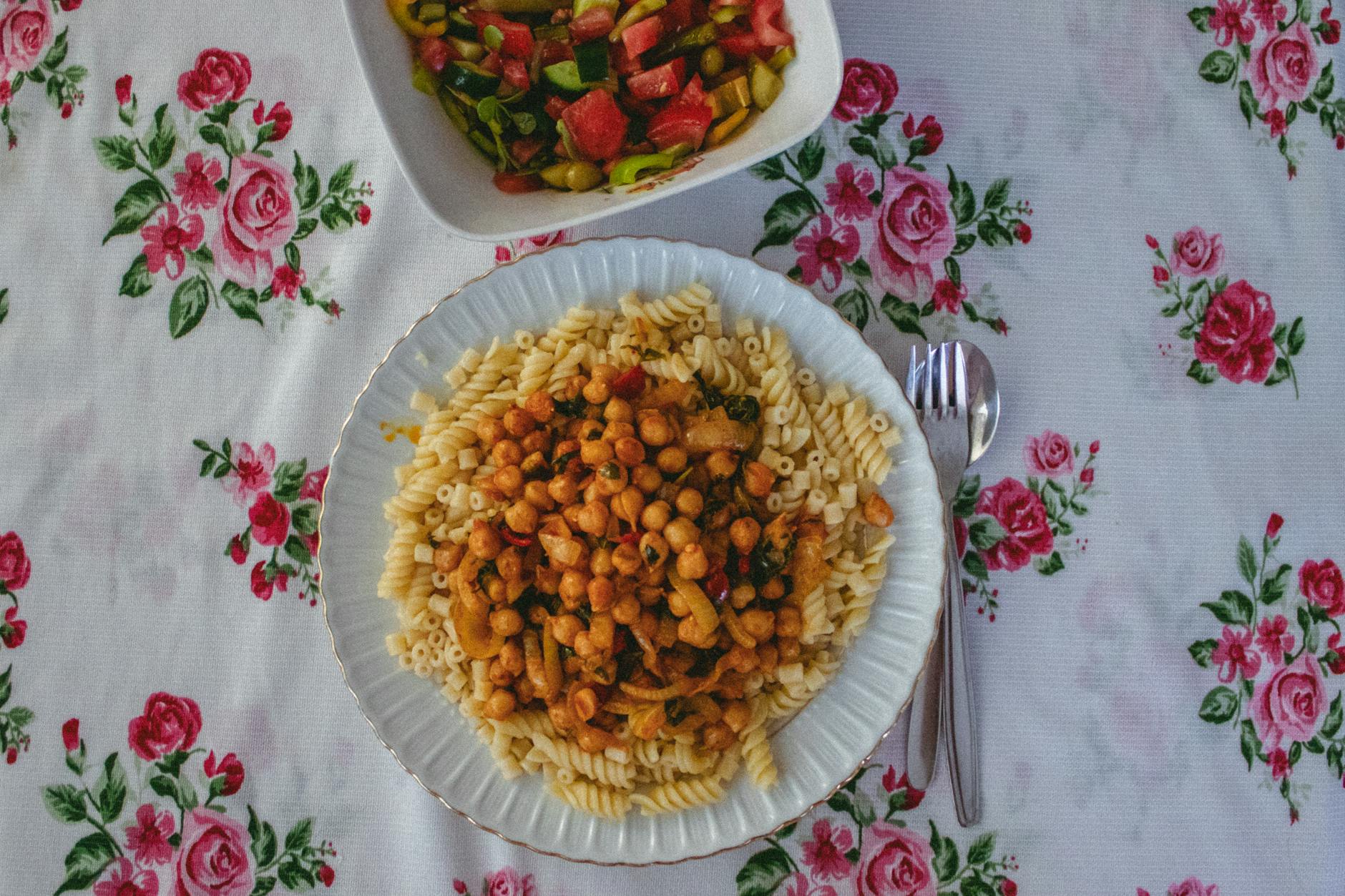 Schale mit gekochter Pasta, appetitlich angerichtet