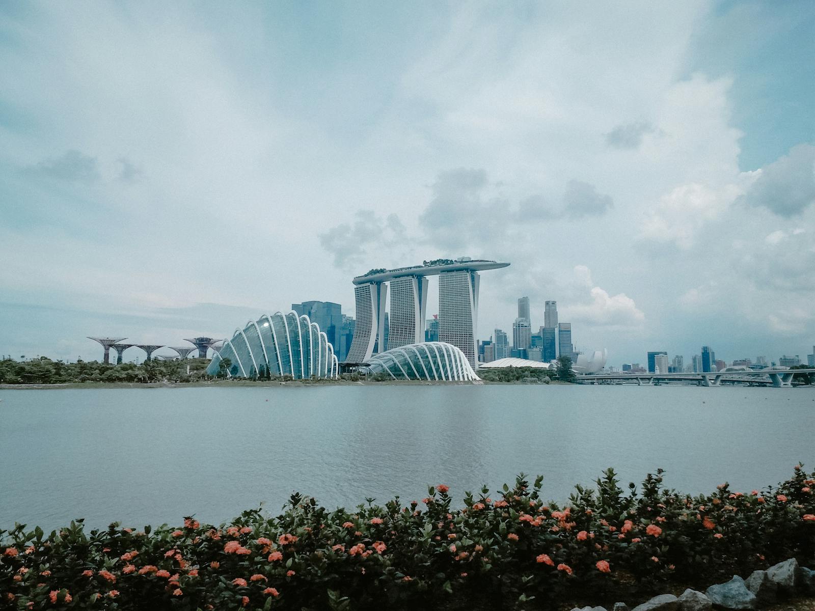 Marina Bay Sands and Gardens by the Bay in Singapore at dusk