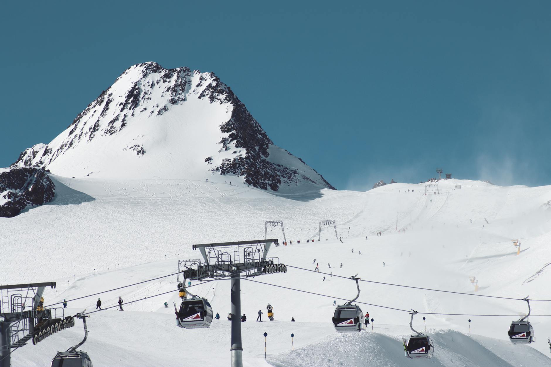 Verschneite Berge und Gondelbahn im Skigebiet Sölden in Tirol
