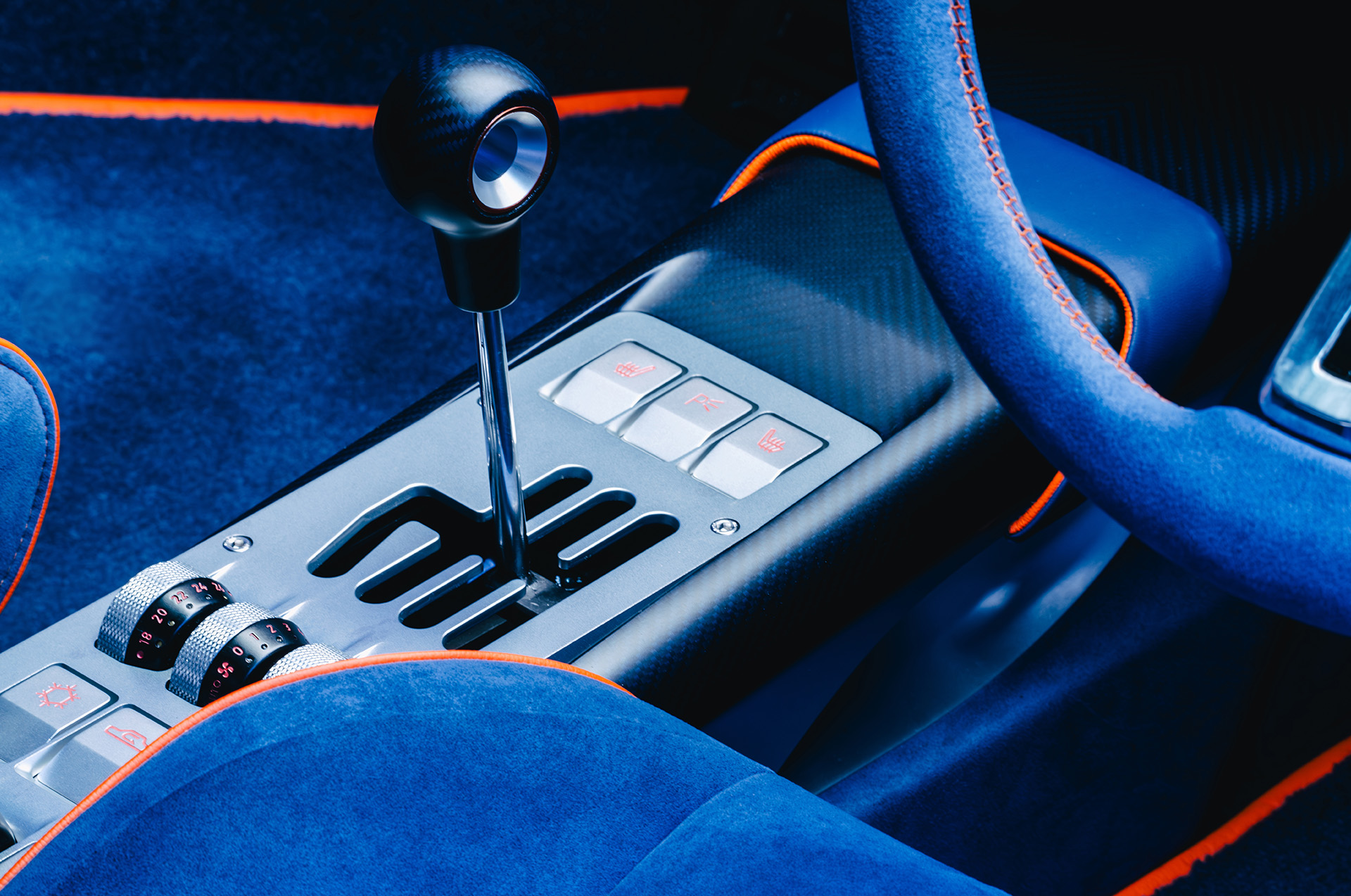 The open gated shifter of the 355 by Evoluto with carbon shift knob