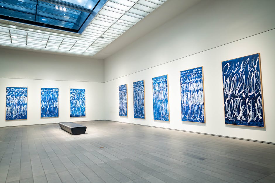 Ruhiger Galerieraum mit blauen abstrakten Werken an weißen Wänden