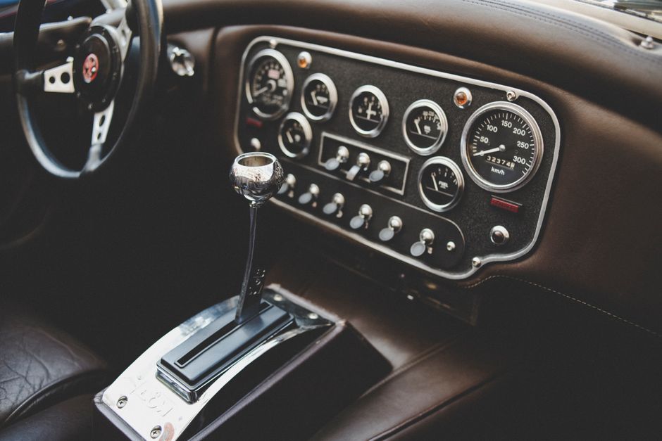 Klassisches Sportwagen-Cockpit mit Chrom-Schalthebel und Rundinstrumenten