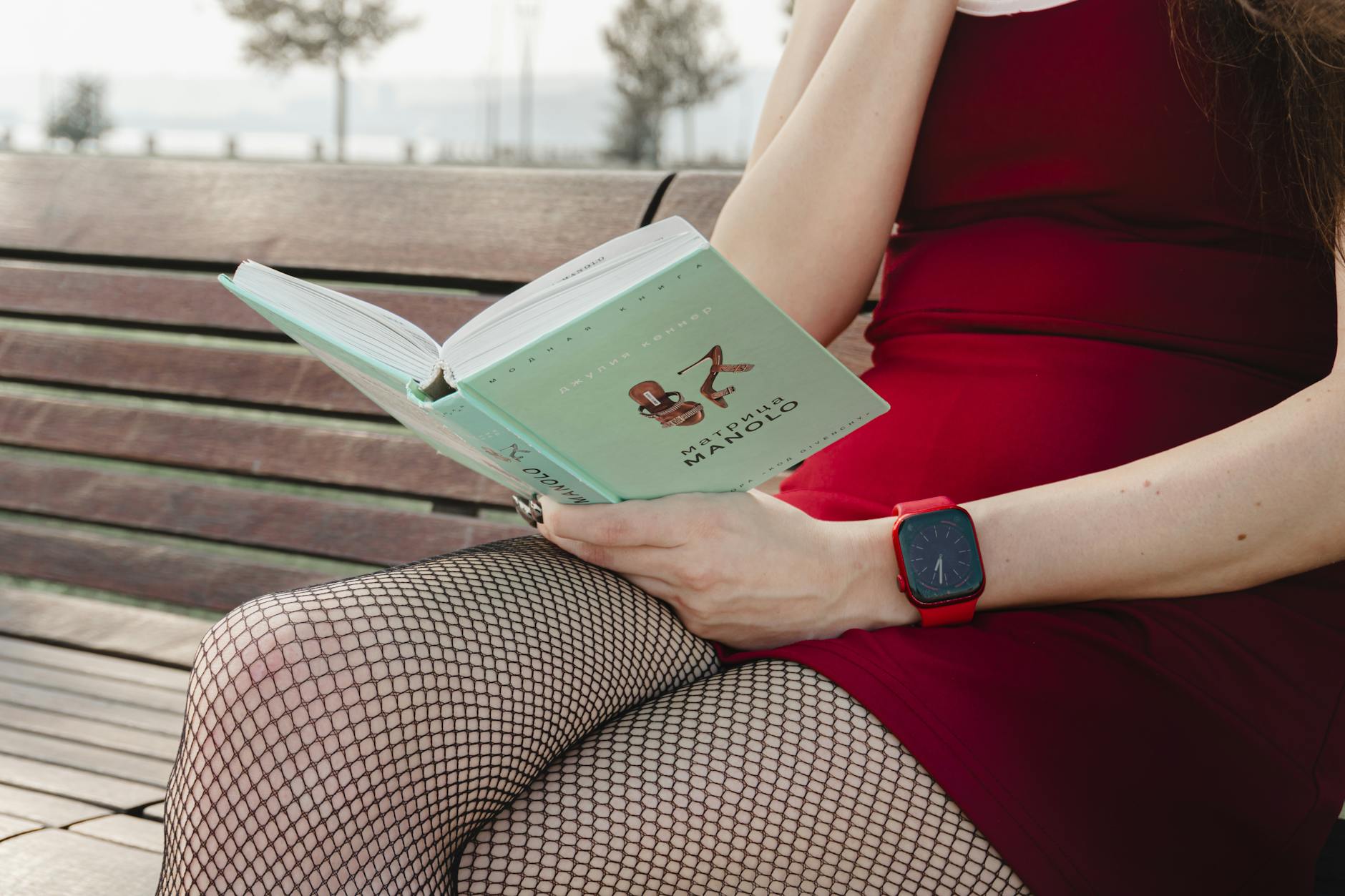 Kostenloses Stock Foto zu apple watch, arm, buch