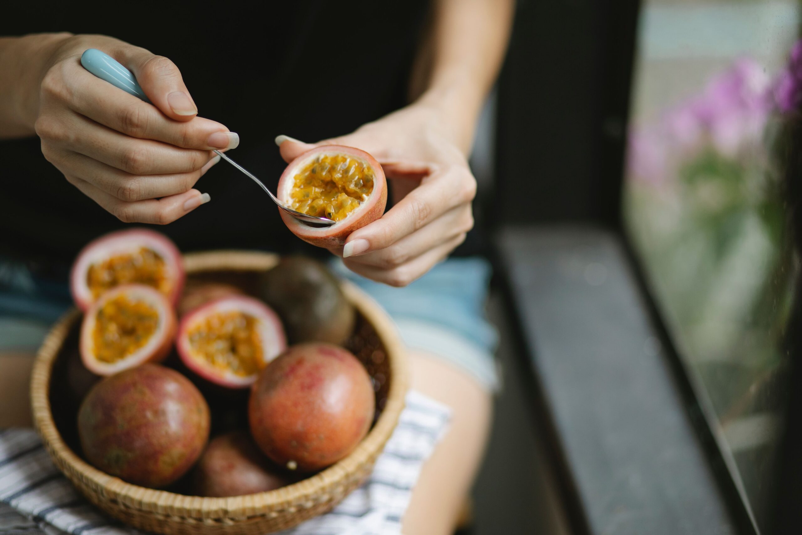 Exotische Frucht mit dunklem Fruchtfleisch in einer Dessertschale