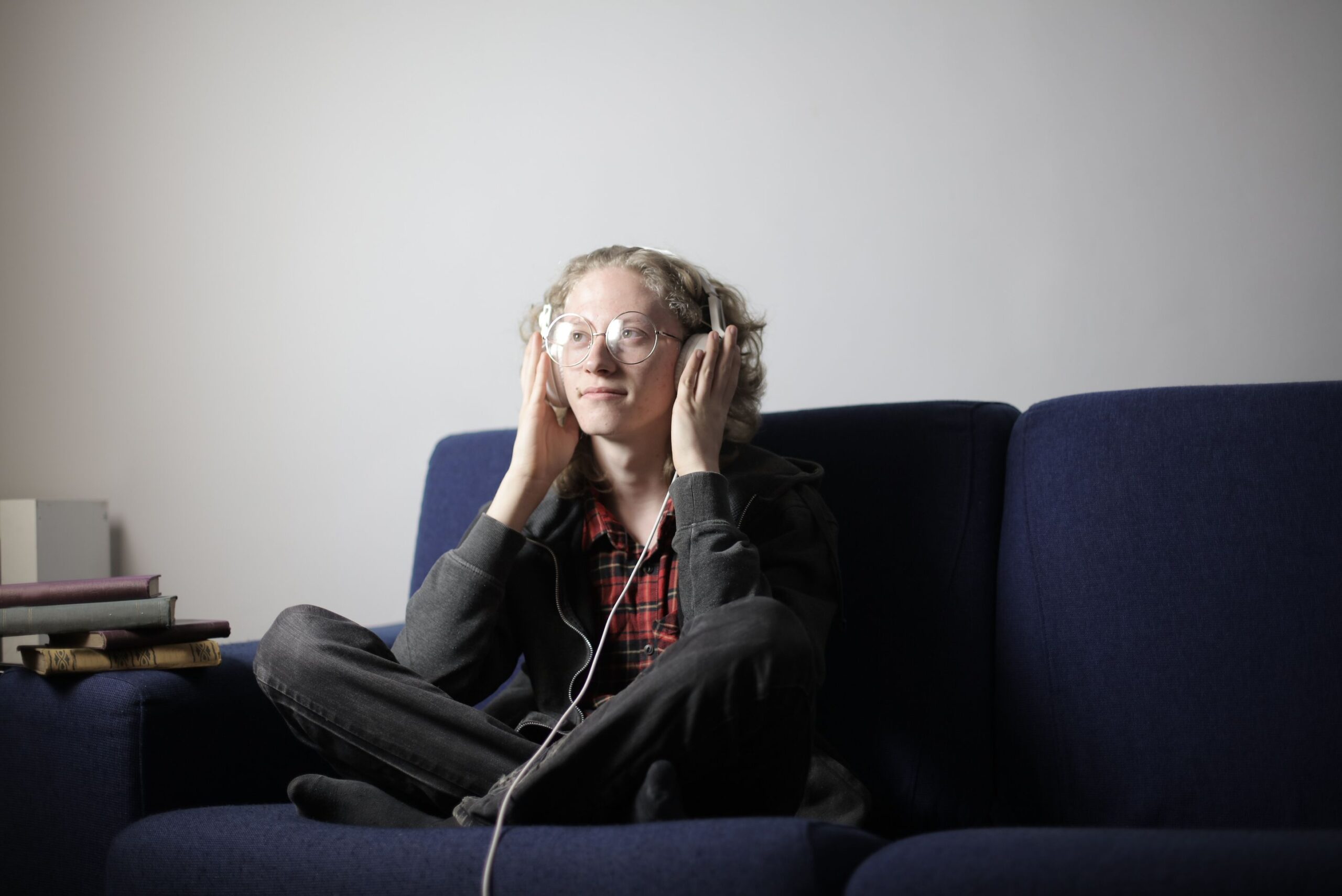 Person mit Kopfhörern in entspannter Heimatmosphäre