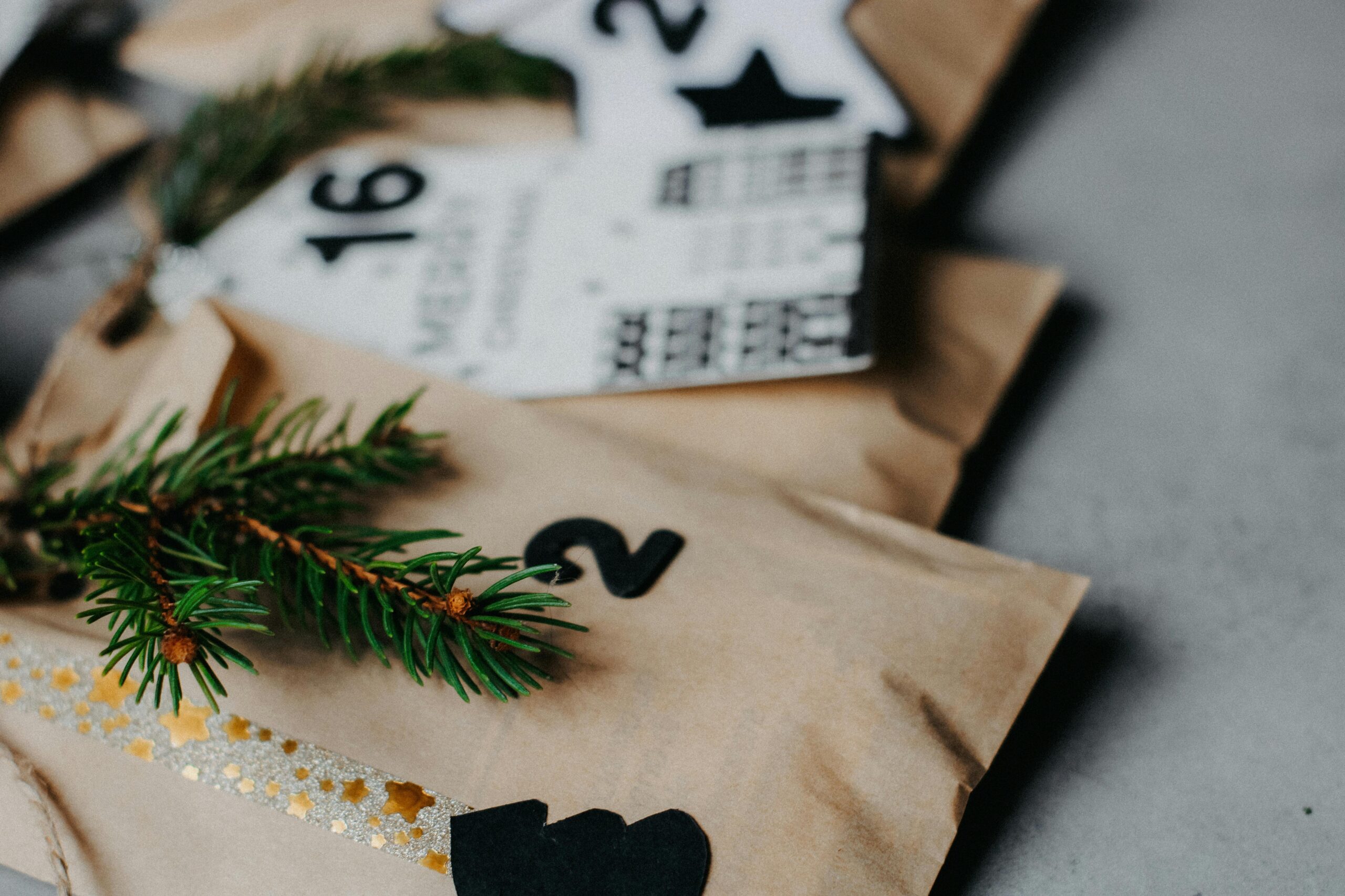 Selbst gebastelter Adventskalender mit kleinen Säckchen auf einem Holztisch