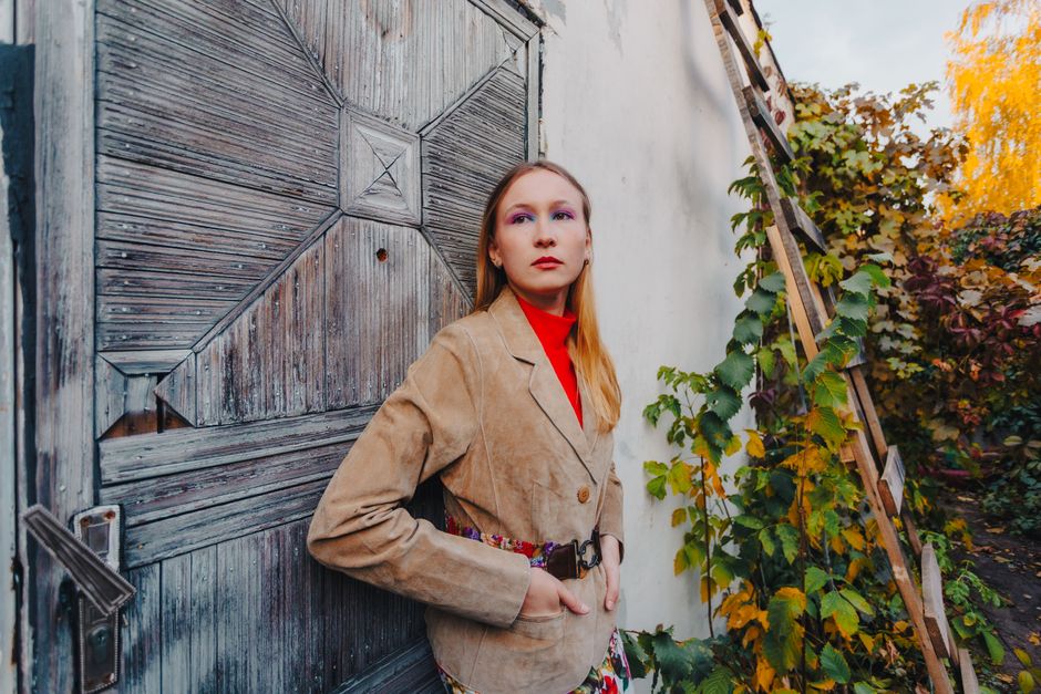 Herbstliche Farbpalette: Mode in Terrakotta und Erdtönen für die neue Saison