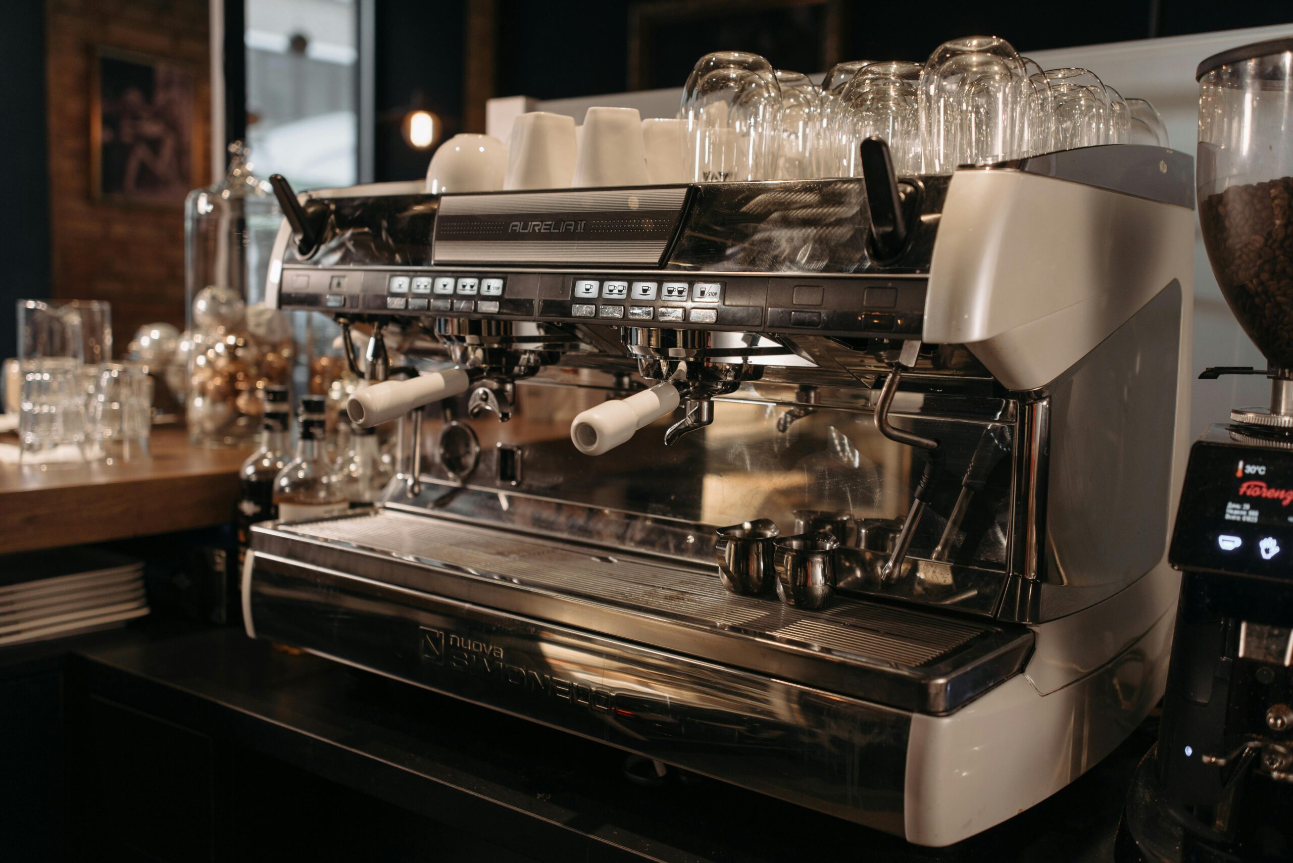 Frisch zubereiteter Espresso in einem klassischen italienischen Kaffeebar mit warmem Ambiente