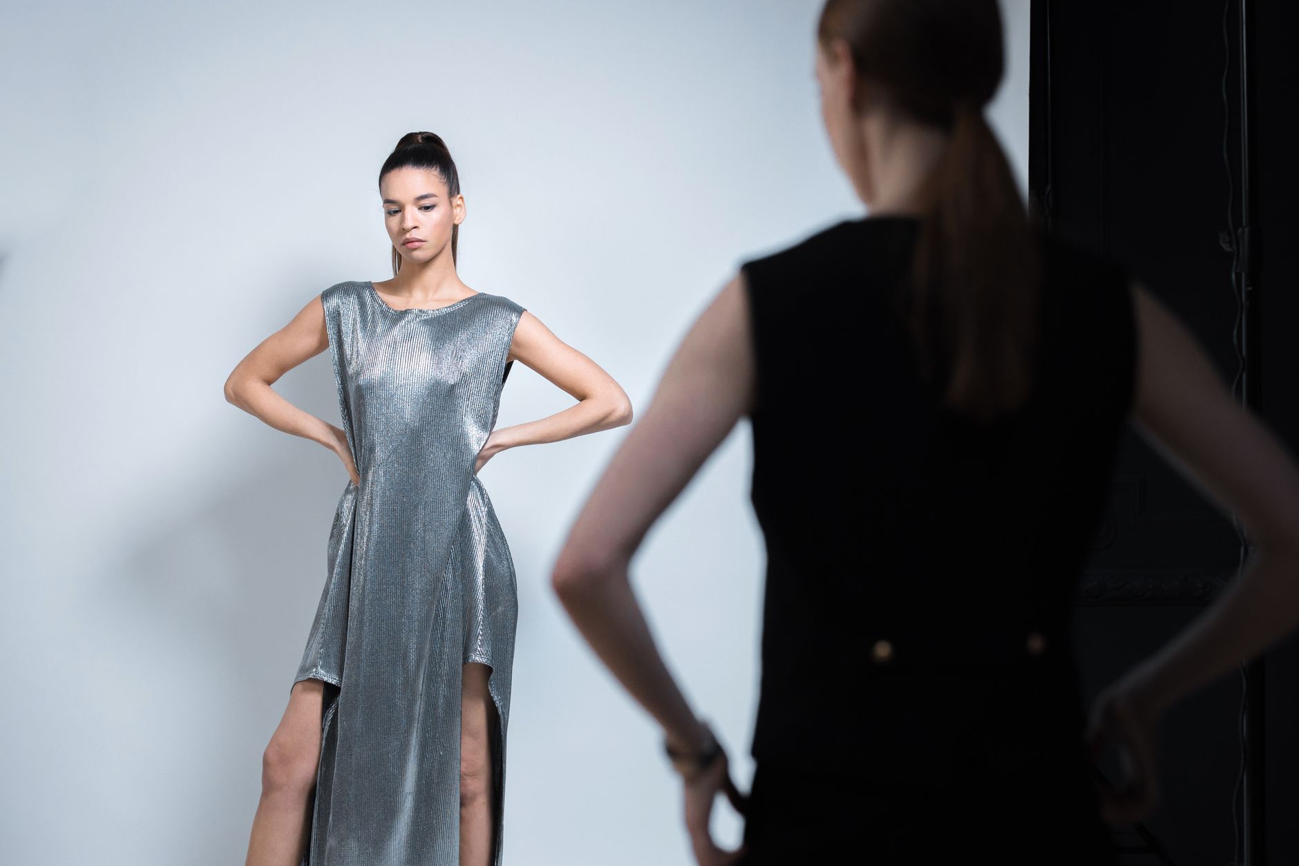 Backstage und Bühne: Die Modewoche als Raum, in dem Öffentlichkeit und Kreativität sich berühren.