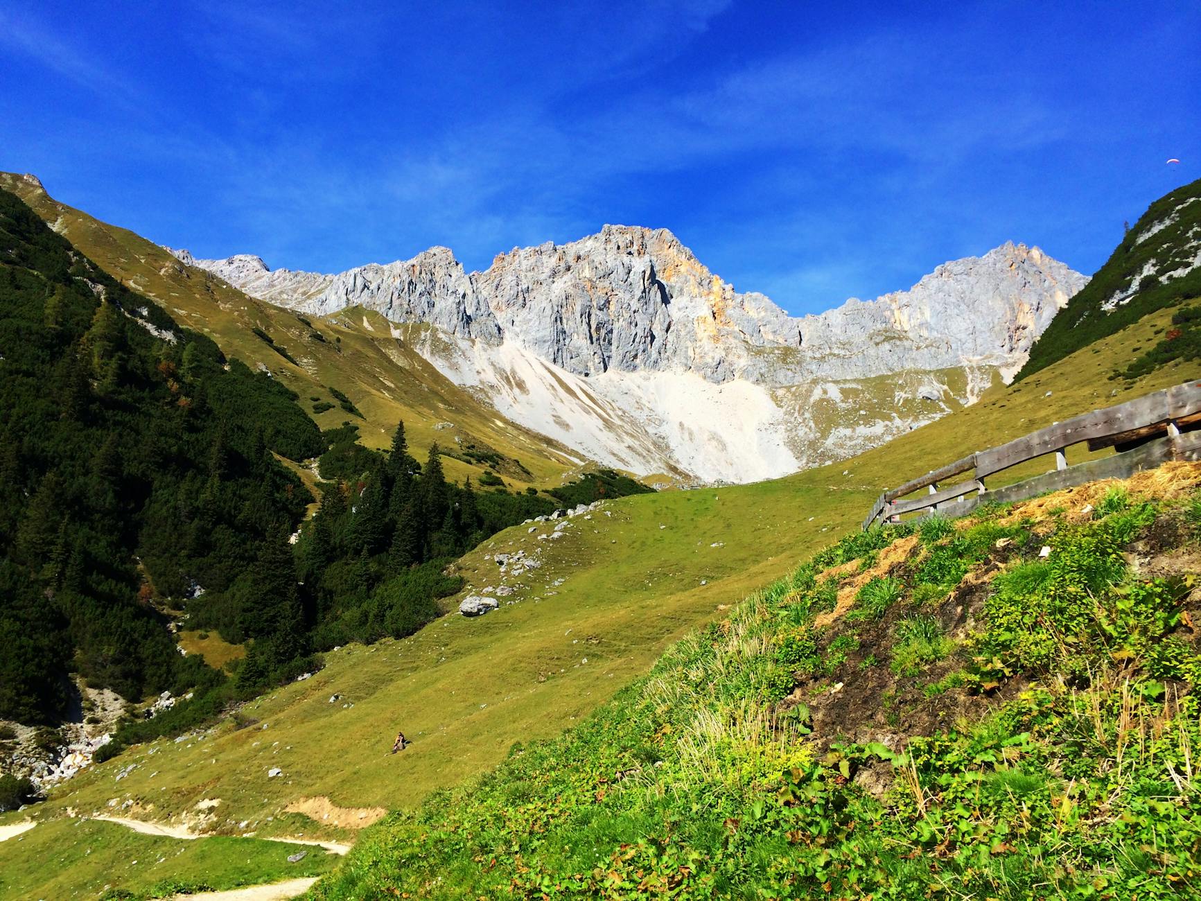 Gipfelpanorama und digitale Navigation - moderne Wanderer verbinden Natur und Technik.