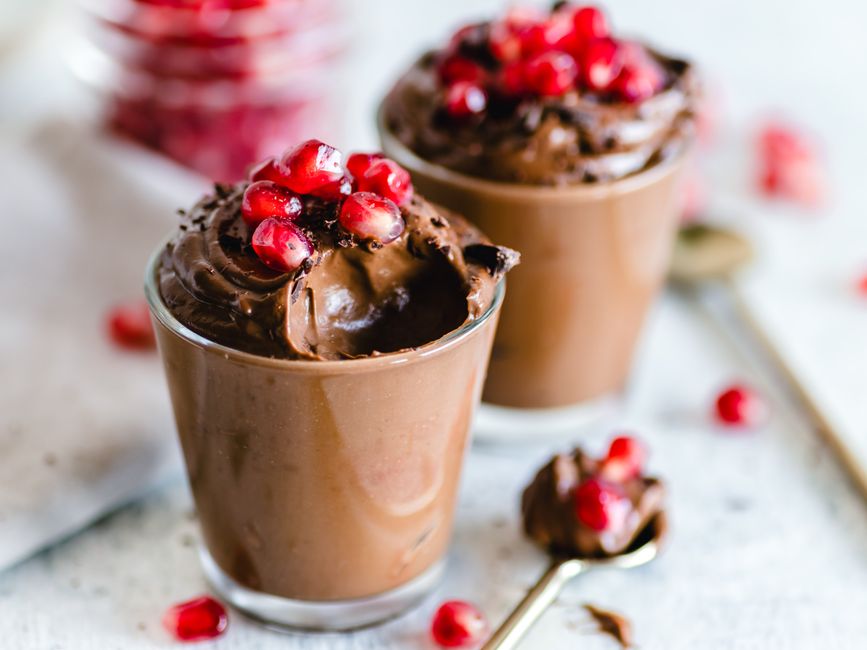 Cremiges Schokoladenmousse im Glas als Dessert-Variante mit schwarzer Sapote