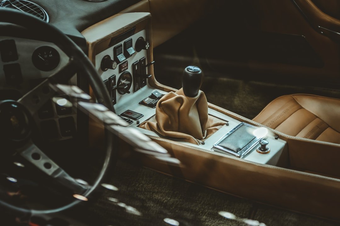 Cockpit of a classic with gear knob, leather cuff and aged cognac leather