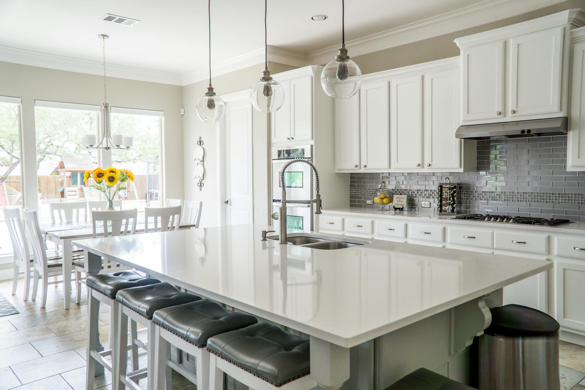 Warm living kitchen with island, large table and generous daylight