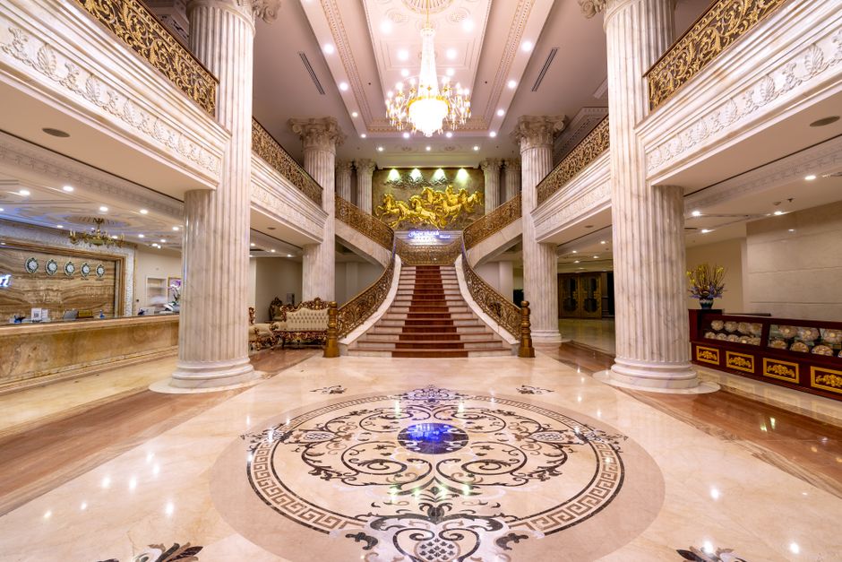Luxuriöse Hotel-Lobby mit Marmorböden und elegantem Interieur.