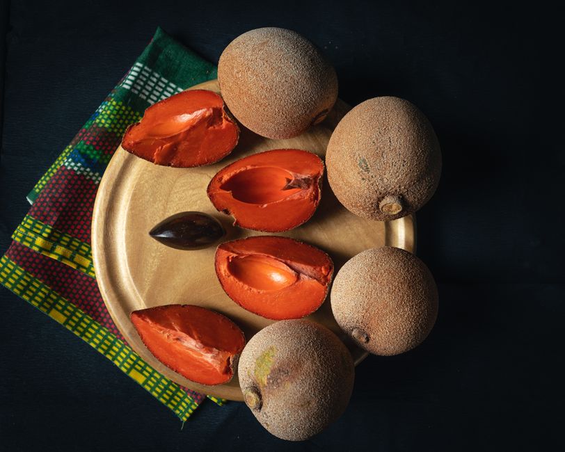 Aufgeschnittene Mamey-Sapote zeigt das cremige, schokoladenbraune Fruchtfleisch.