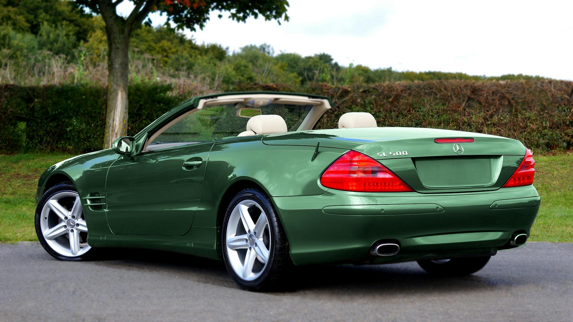 Mercedes-Benz SL 500 in British Racing Green auf einer Landstraße