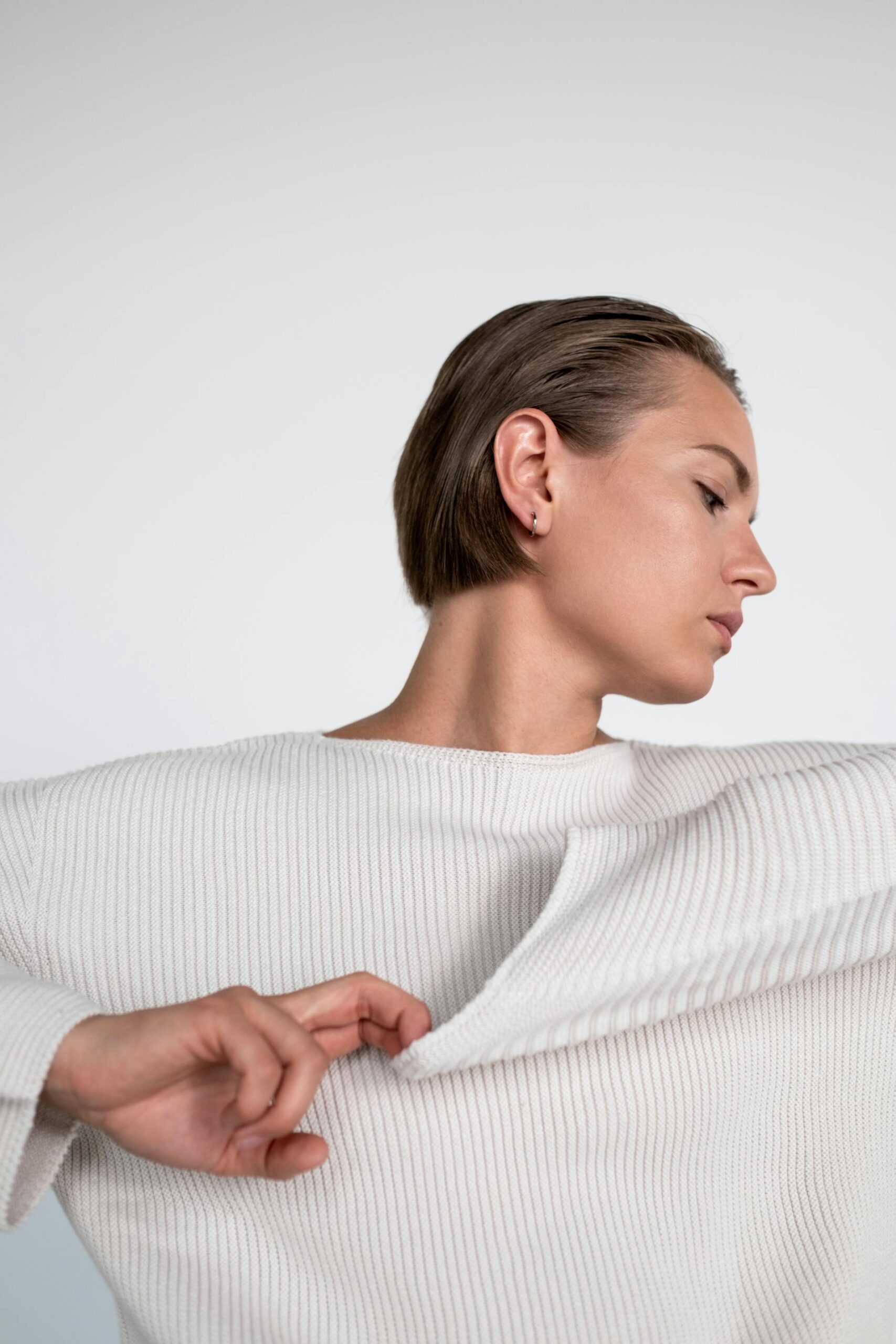 Frau im fein gerippten Wollpullover, editoriales Profilporträt
