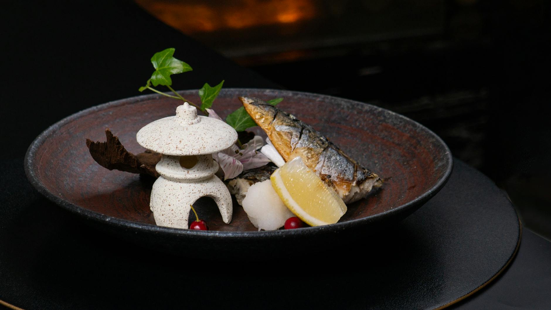 Elegant angerichtetes Fischgericht der Haute Cuisine in warmem Licht