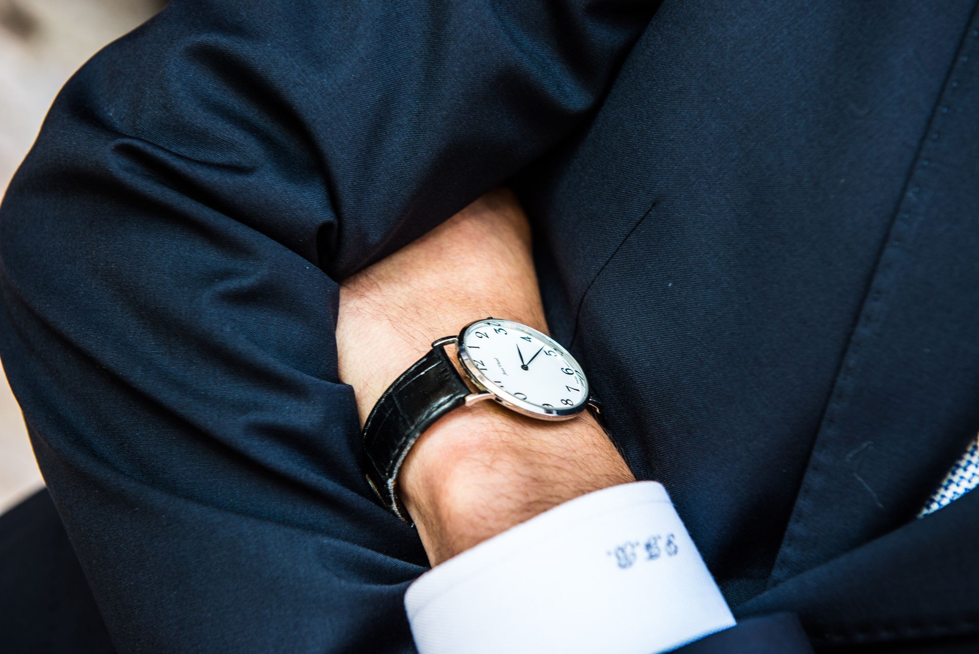 Schlanke klassische Dress-Watch am Lederband unter der Anzugmanschette