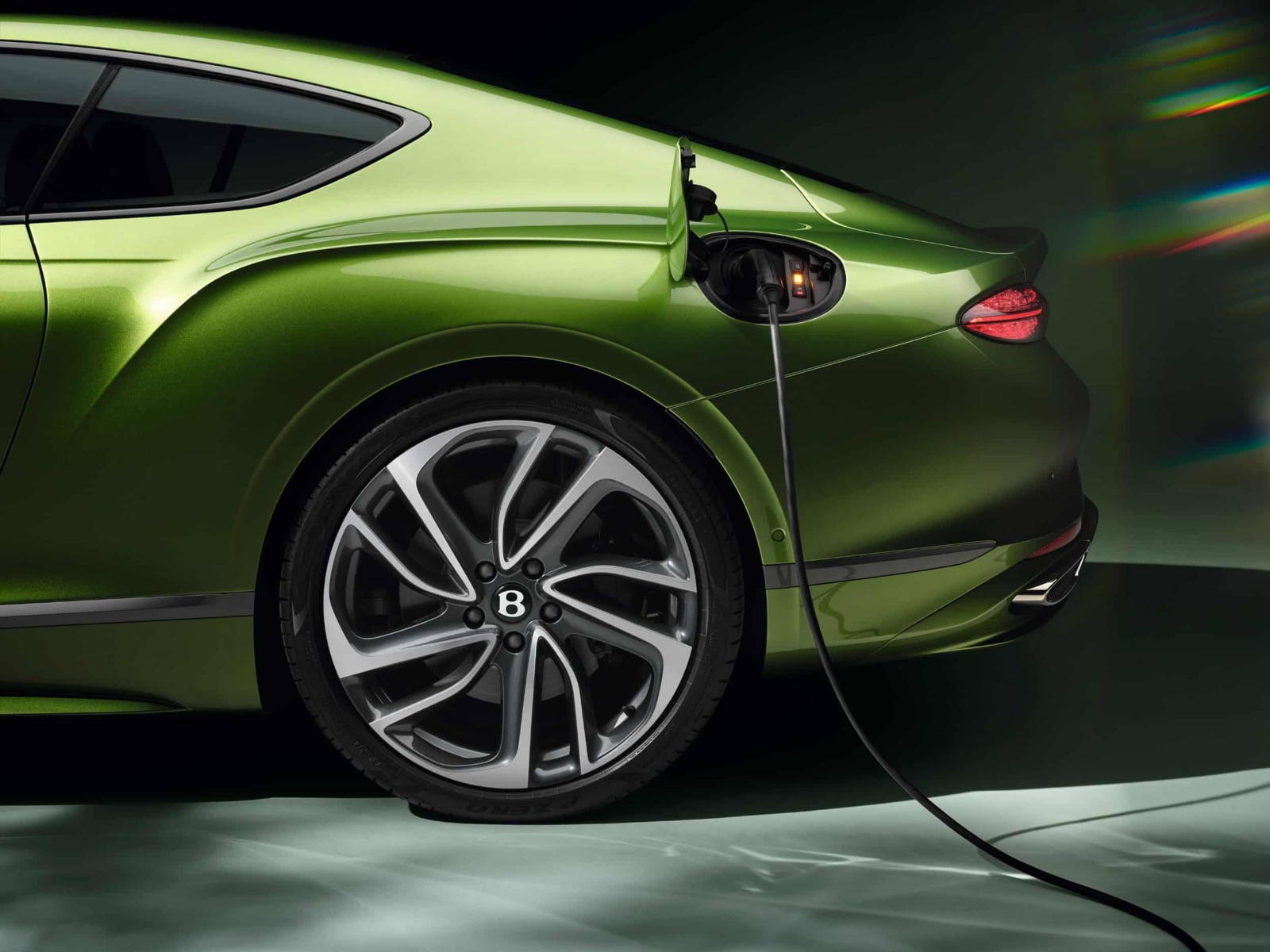 Bentley Continental GT mit geöffneter Ladeklappe und Ladekabel im Studio