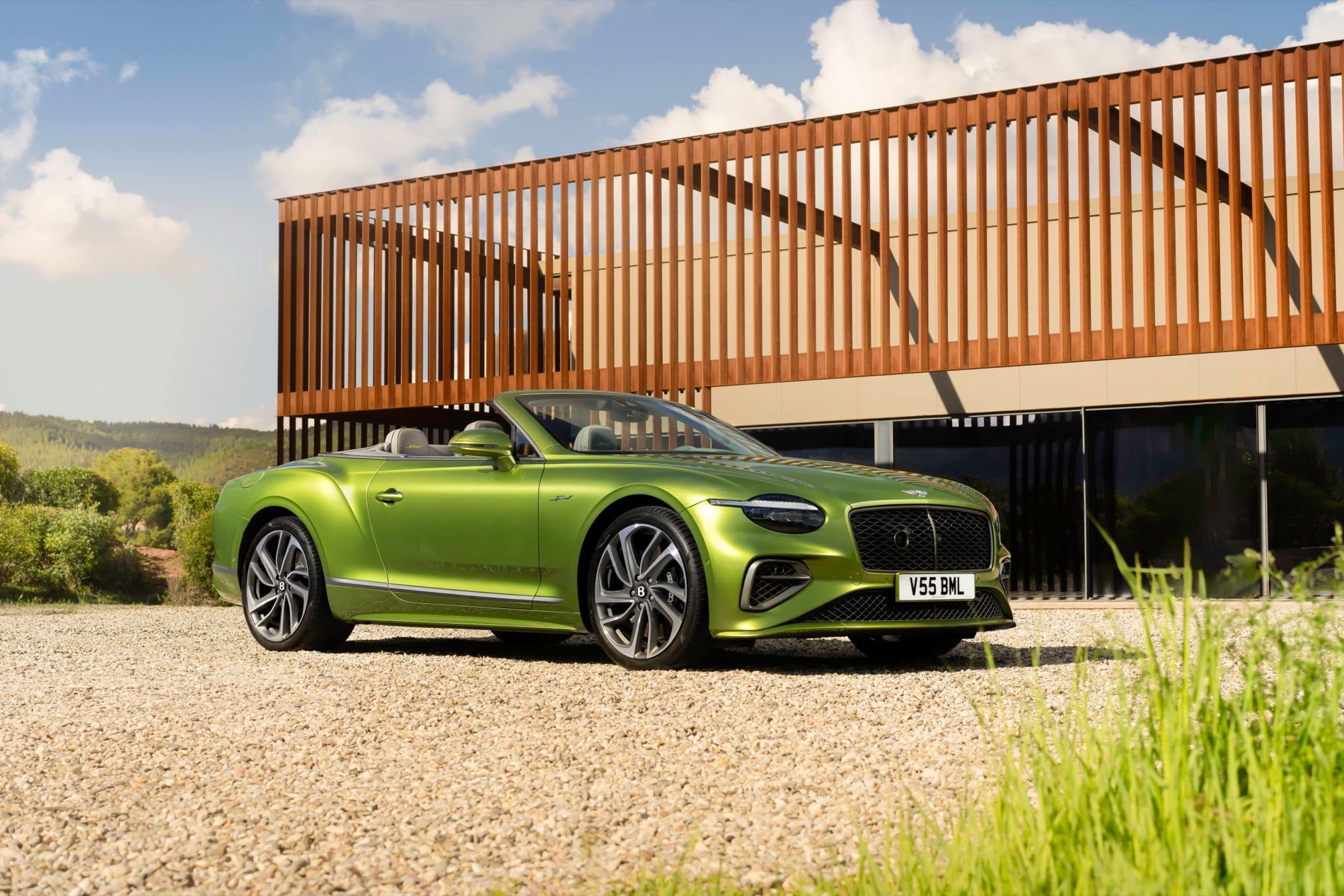 Bentley Continental GT in Grün vor einer Holzlamellen-Fassade