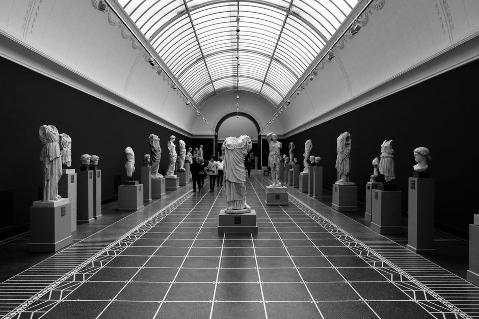 Weiße Galeriewand mit Skulptur oder Objekt