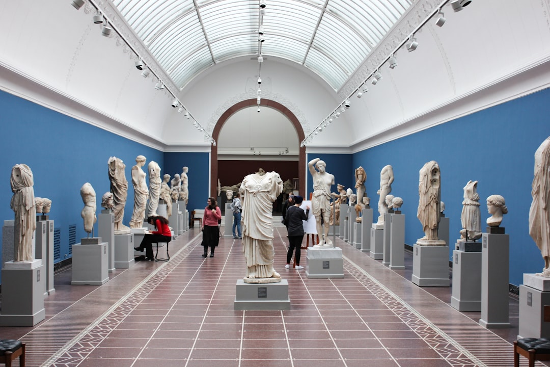 Museumsraum mit ruhiger Präsentation
