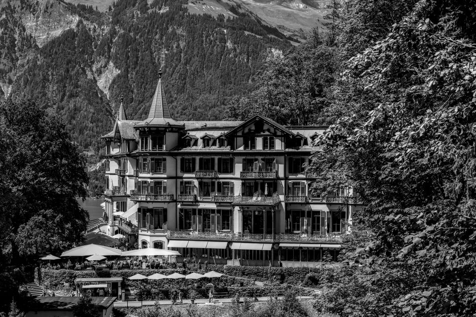 Historische Grandhotel-Fassade mit Türmen