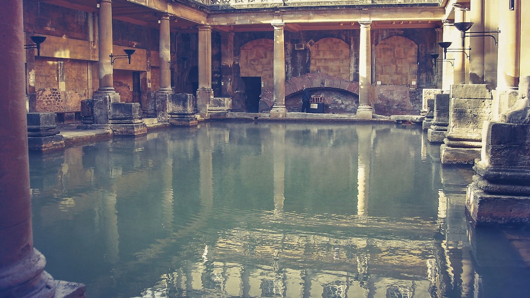 Leeres historisches Thermalbad mit Steinsäulen