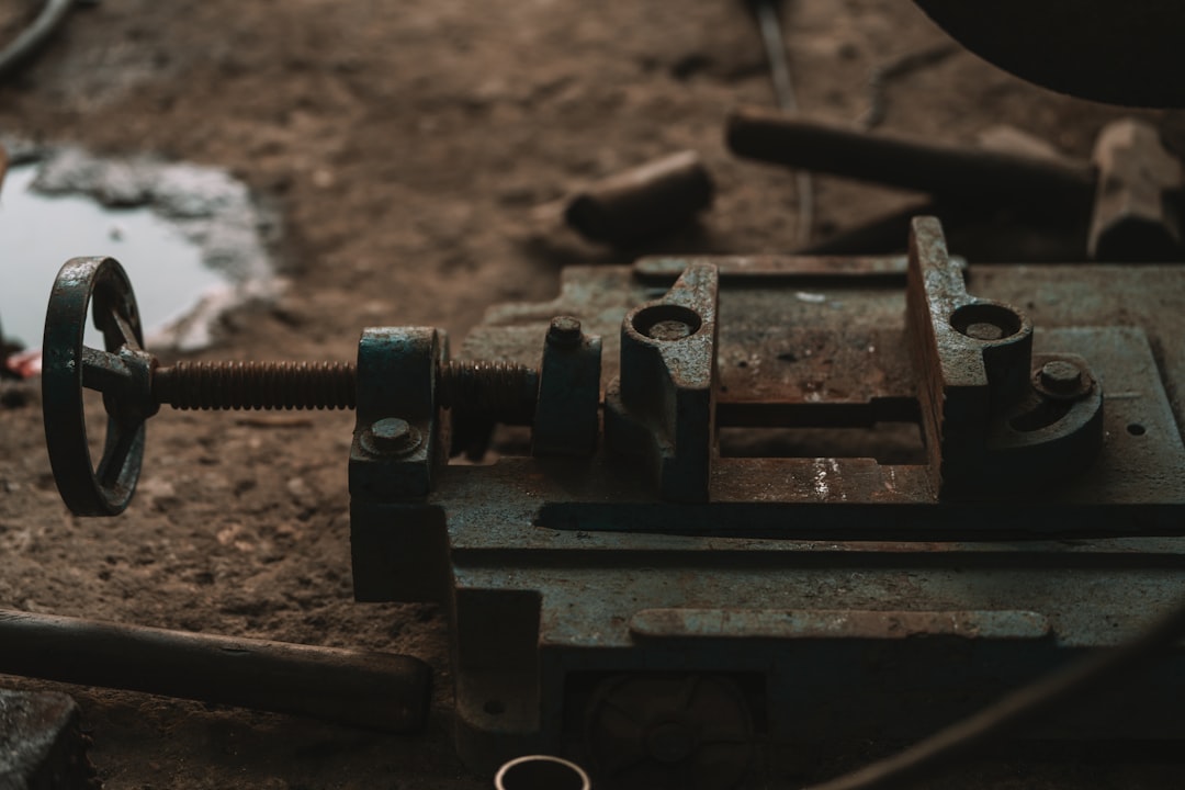 Industrie-Werkzeug und Metallflächen im Licht