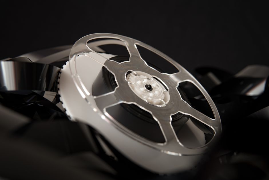 Filmspule aus Metall im dunklen Gegenlicht