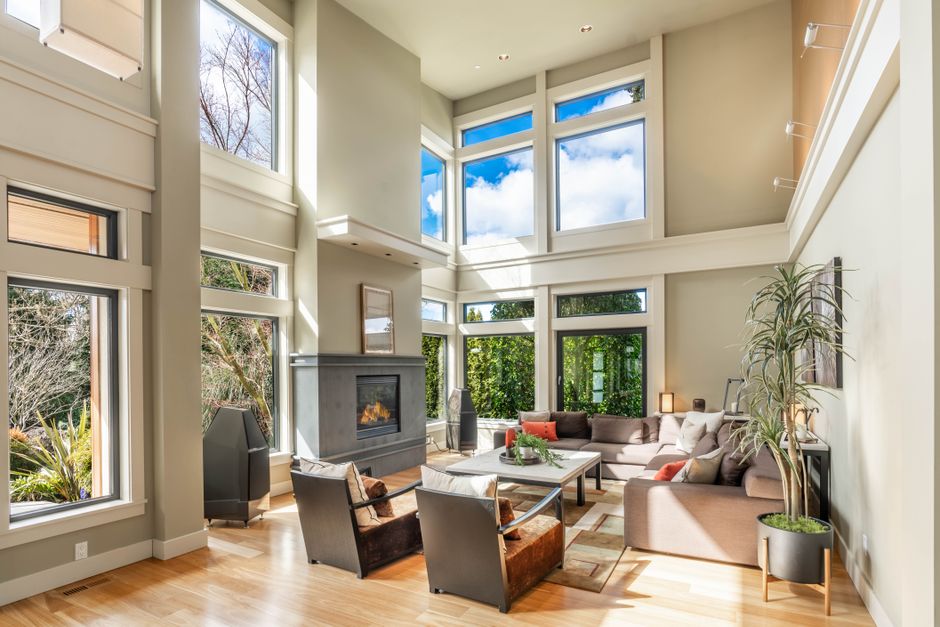 Living space with high ceiling and incoming daylight