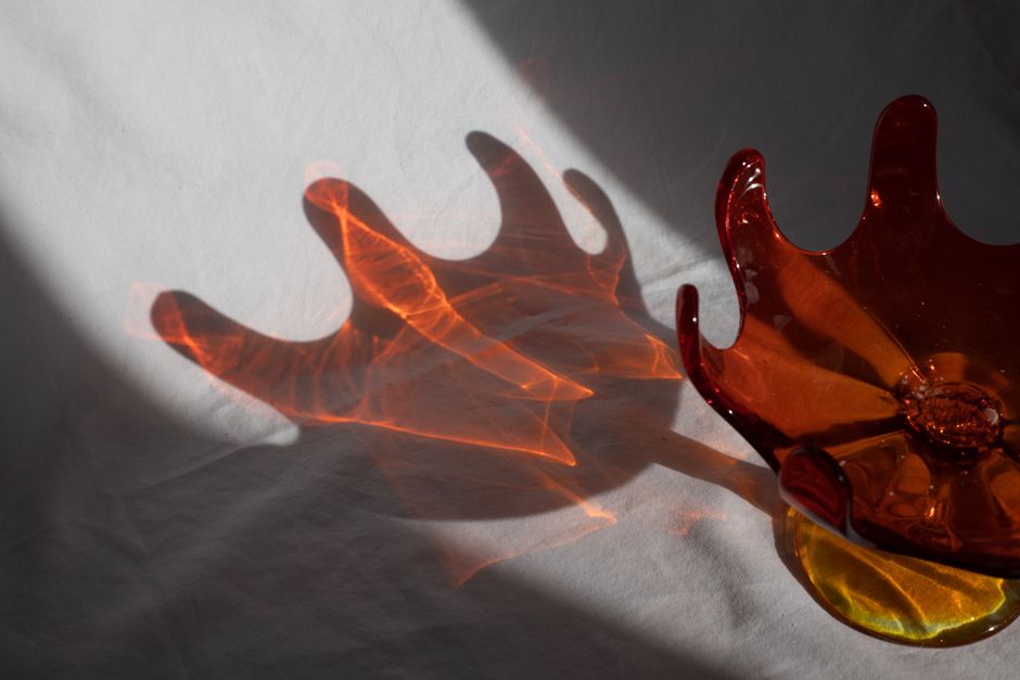 Handgeblasene Glasvase mit dramatischem Schattenwurf