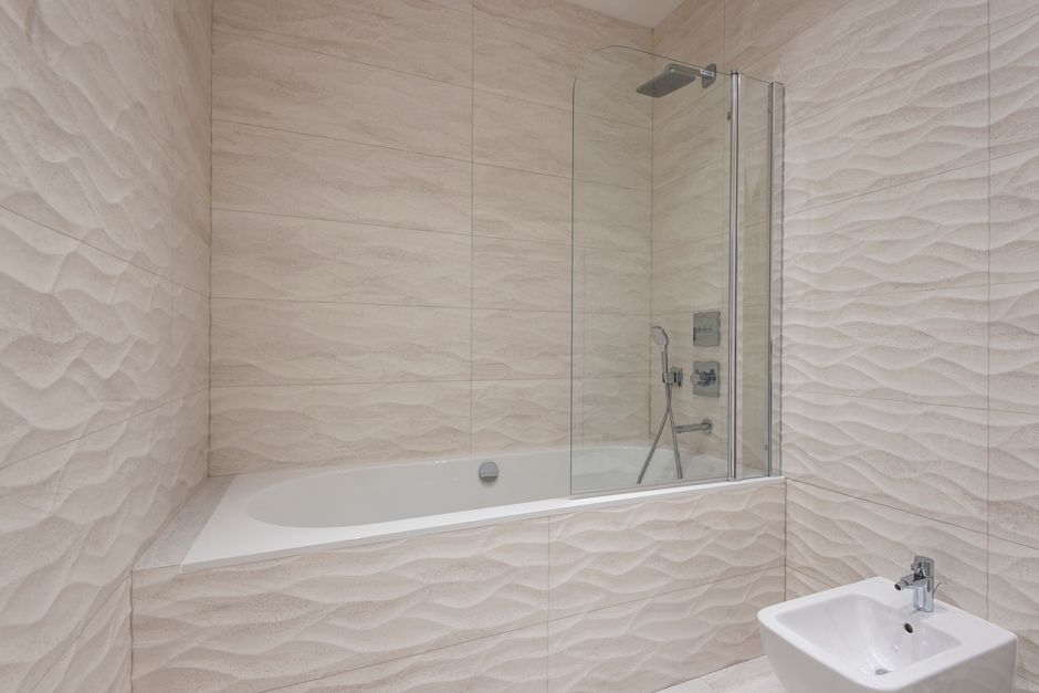Geschliffene Steinwand in Badewanne und Dusche