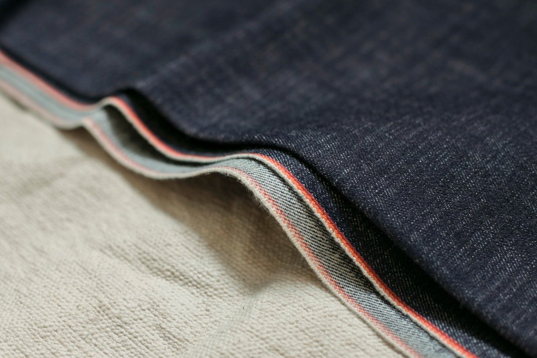 Umgeschlagener Jeanssaum mit sichtbarer Selvedge-Kante und farbiger Linie