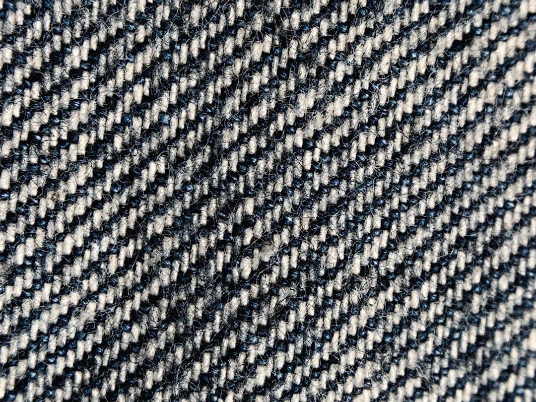 Nahaufnahme der diagonalen Köperbindung von Selvedge-Denim