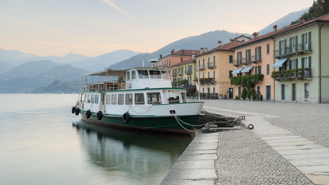 Bootstaxi legt an einer Promenade in Bellagio am Comer See an